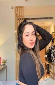 Lucknow call girl accepting cash payments only with genuine service